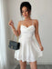 Abito mini anni '60 con scollo drappeggiato e arricciature e spalline doppie