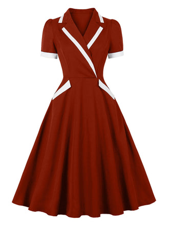 Abito bordeaux con scollo a V sagomato, profili a contrasto e tasche Anni '50