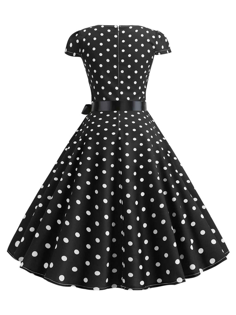 Abito a pois con maniche a cappuccio e cintura anni '50
