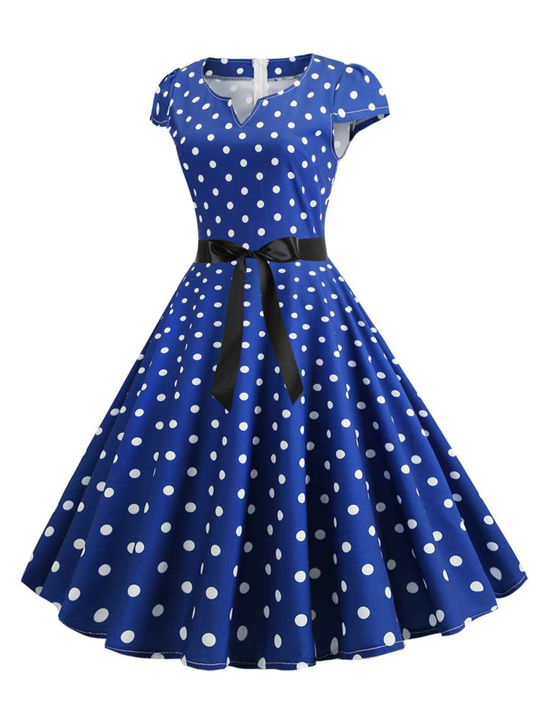 Abito a pois con maniche a cappuccio e cintura anni '50