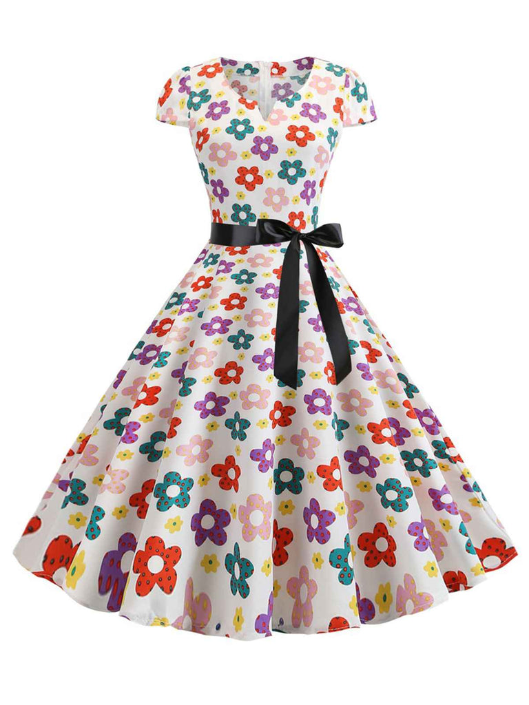 Abito a pois con maniche a cappuccio e cintura anni '50