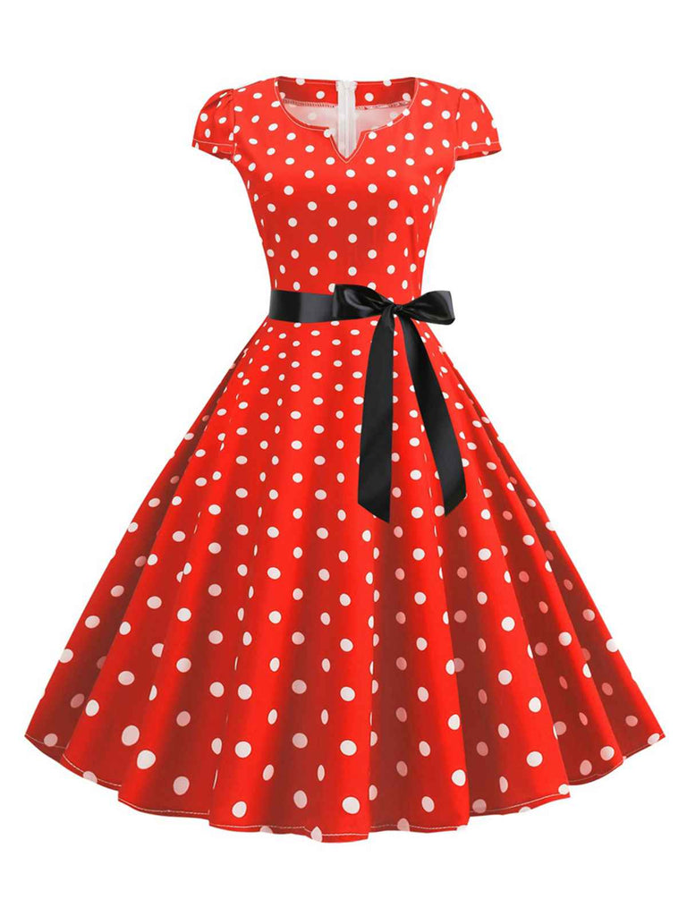 Abito a pois con maniche a cappuccio e cintura anni '50
