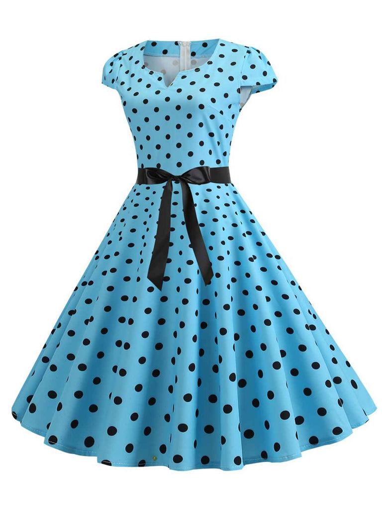 Abito a pois con maniche a cappuccio e cintura anni '50