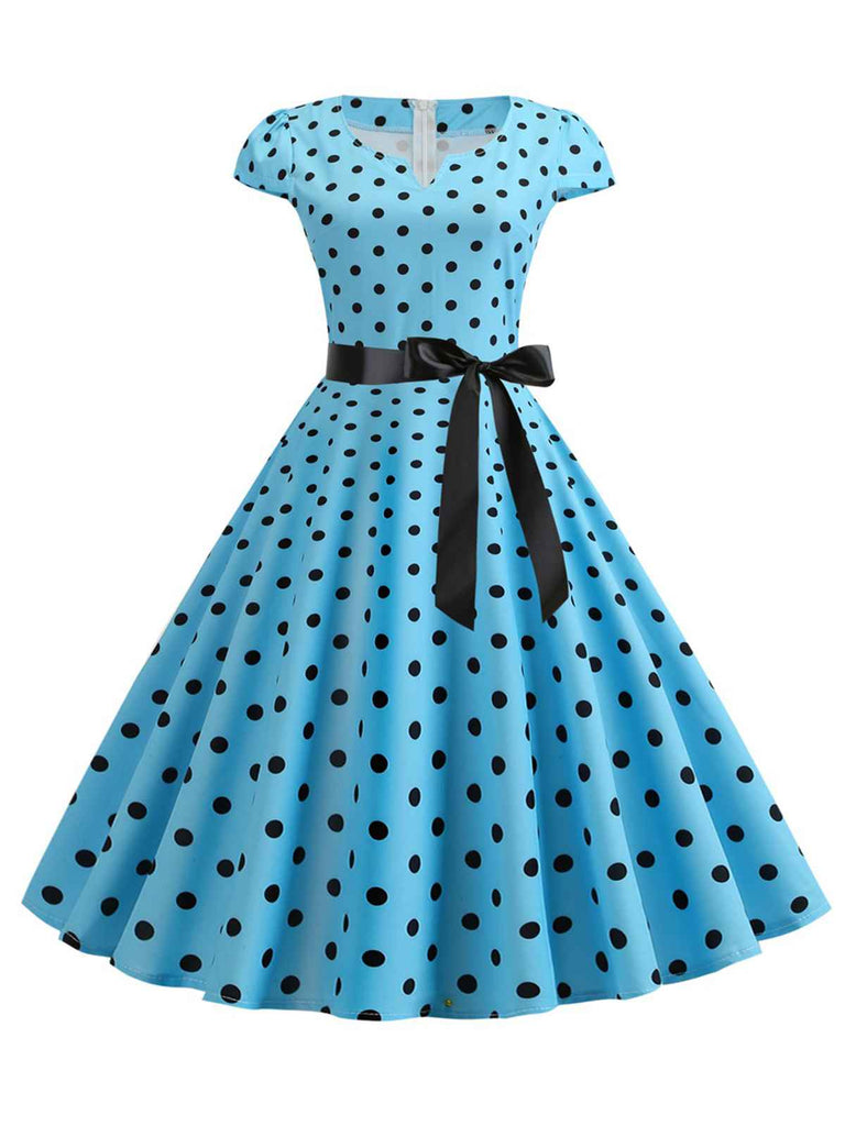 Abito a pois con maniche a cappuccio e cintura anni '50