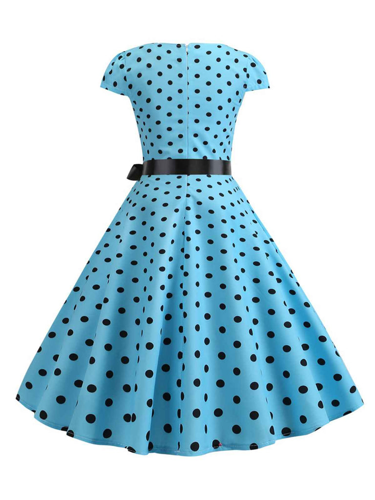 Abito a pois con maniche a cappuccio e cintura anni '50