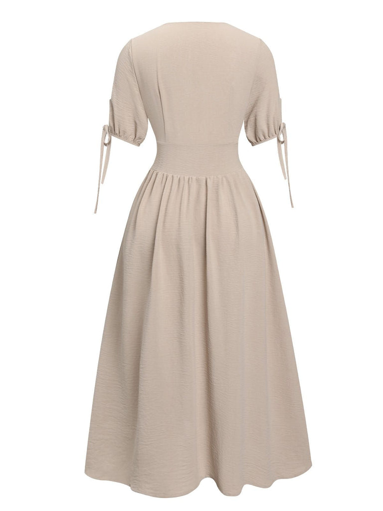Abito con scollo a V e bottoni beige anni '40