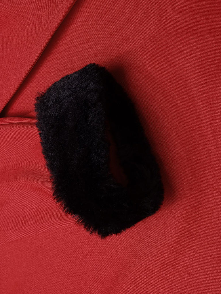 Cappotto con collo di pelliccia rosso e nero anni '50
