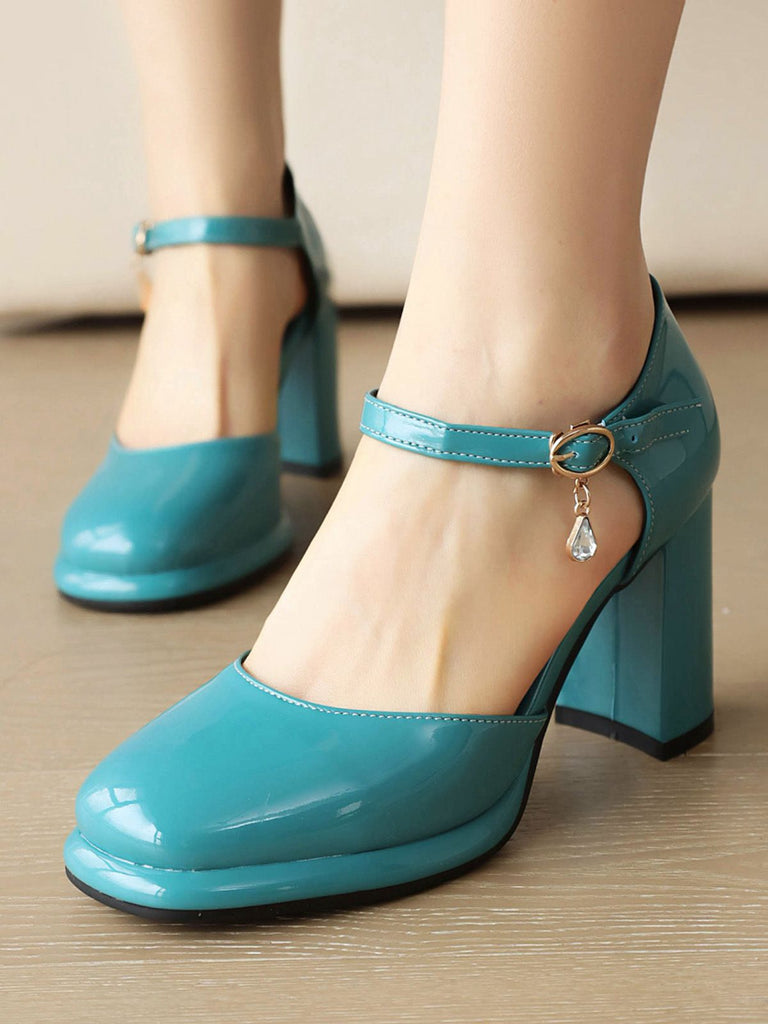 Décolleté con tacco a blocco e cinturino alla caviglia in vernice