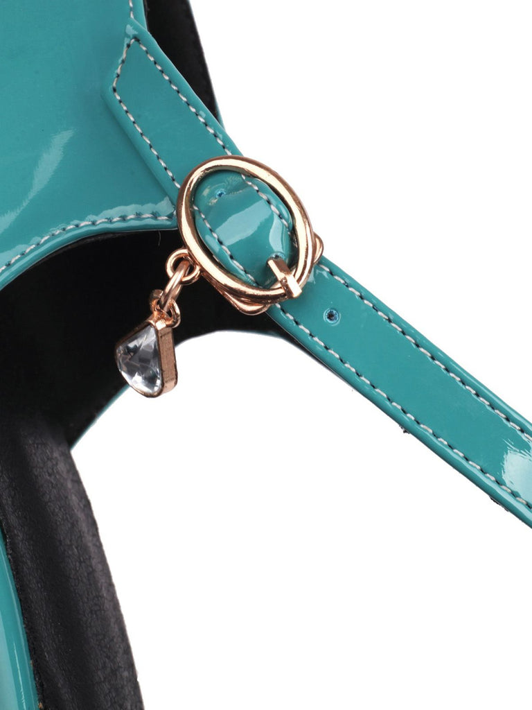 Décolleté con tacco a blocco e cinturino alla caviglia in vernice