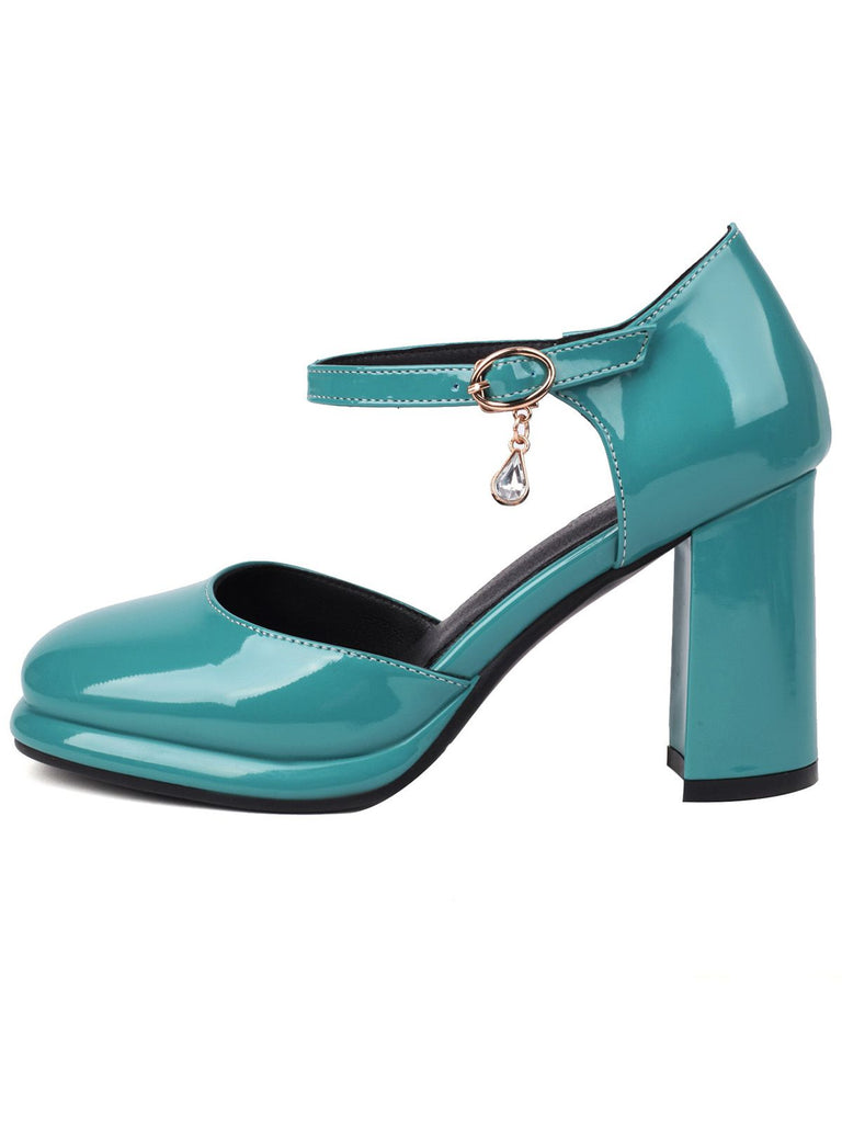 Décolleté con tacco a blocco e cinturino alla caviglia in vernice