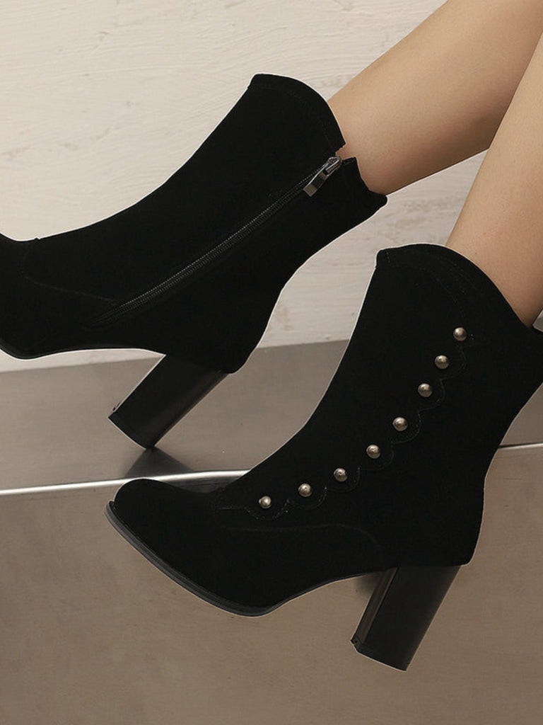 Stivali in pelle scamosciata con fodera e borchie a metà polpaccio