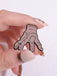 Accessori Beige Stitched Zombie Hand di Halloween Spilla
