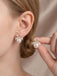 Orecchini a Bottone Bianchi con Fiocco e Perle Artificiali e Strass 2