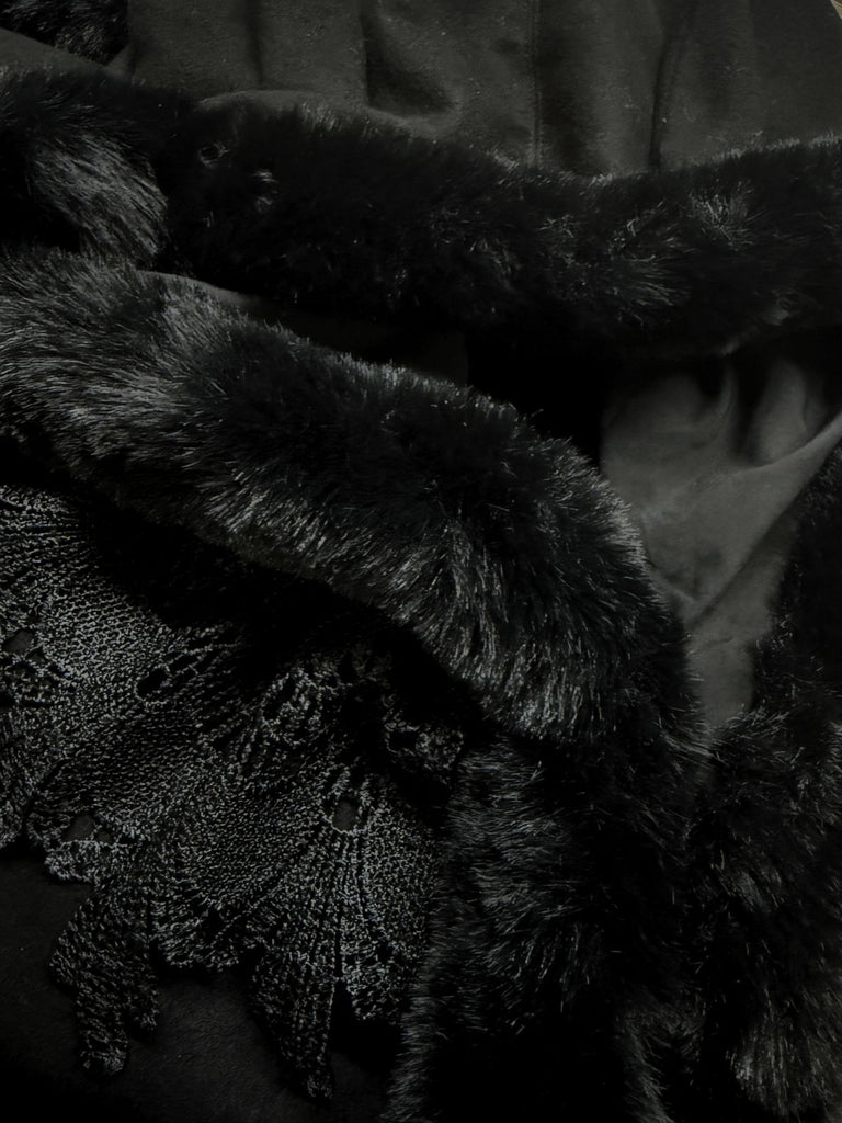 Mantello a gatto con cappuccio in pizzo e peluche nero anni '60