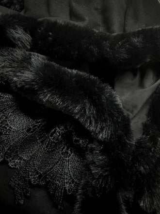 Mantello a gatto con cappuccio in pizzo e peluche nero anni '60