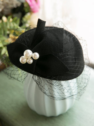 Cappello di lana con berretti in rete e decorazioni in perle