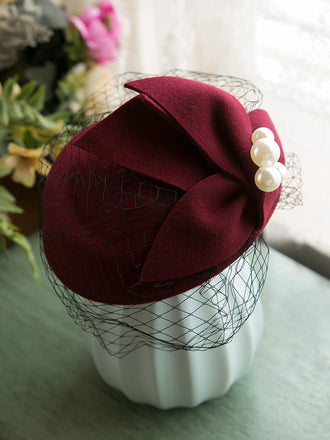 Cappello di lana con berretti in rete e decorazioni in perle