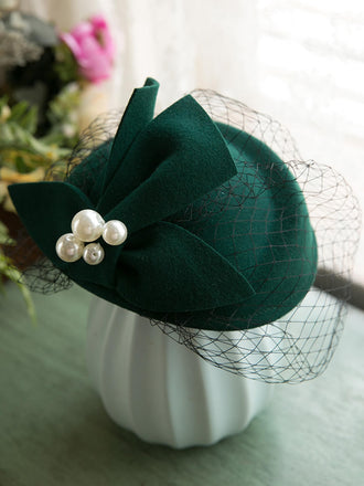 Cappello di lana con berretti in rete e decorazioni in perle