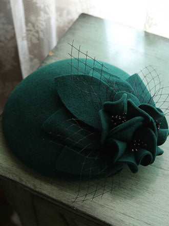 Cappello di lana a rete con decorazioni floreali vintage