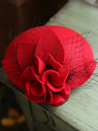 Cappello di lana a rete con decorazioni floreali vintage