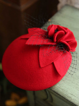 Cappello di lana a rete con decorazioni floreali vintage