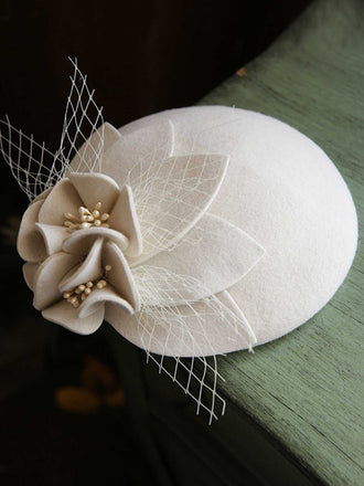Cappello di lana a rete con decorazioni floreali vintage