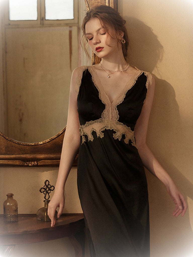 Pigiama in pizzo raso con scollo a V nero anni '50