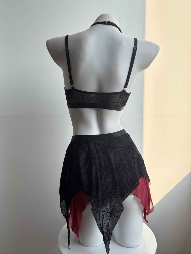 Completo Lingerie Rosso e Nero Anni '80 Gotico Corto in Rete con Ragnatela e Scollo All'americana 6
