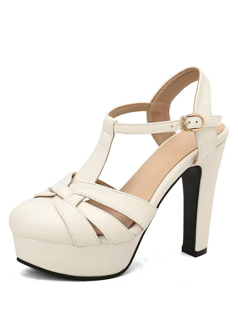 Sandalo con plateau e cinturino a T bianco, perfetto per matrimoni estivi o outfit di ispirazione vintage.