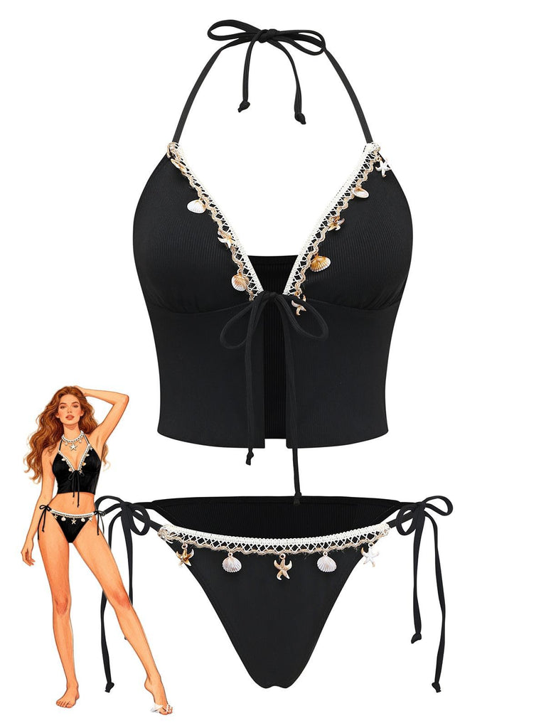 Bikini nero con elementi decorativi su sfondo bianco