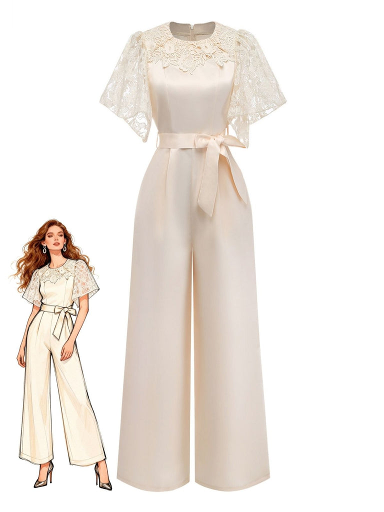 Donna che indossa una tuta color crema con maniche in pizzo e cintura, su sfondo bianco.