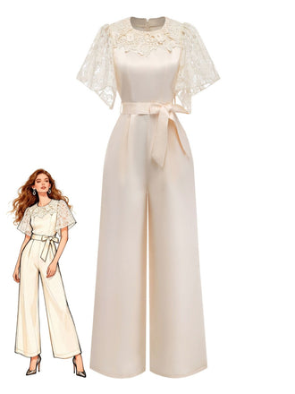Donna che indossa una tuta color crema con maniche in pizzo e cintura, su sfondo bianco.