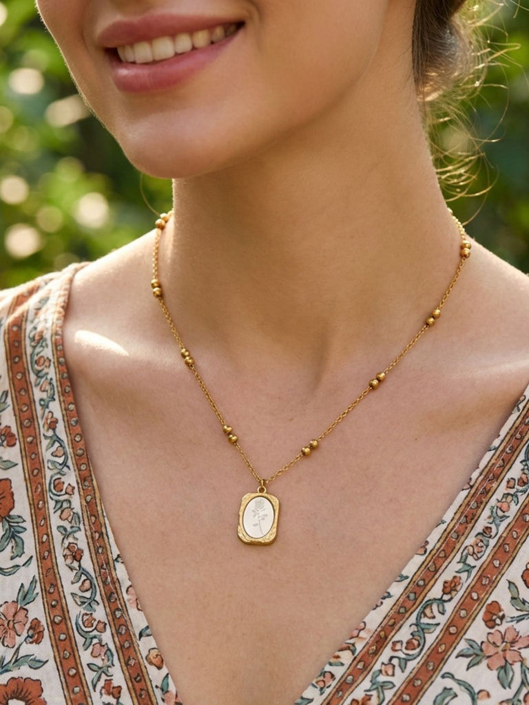 Collana Bianca con Catena di Perline e Pendente Rosa 2