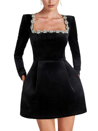 Abito in velluto con scollo quadrato e diamanti nero anni '60