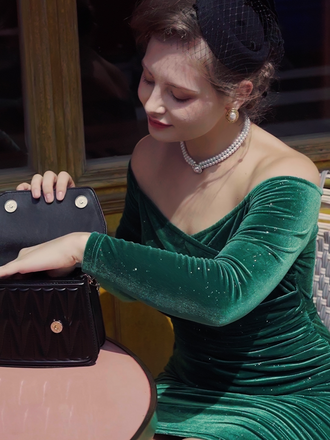 Abito in velluto a spalle scoperte verde scuro anni '60