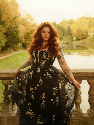 Abito floreale in rete con lacci e stecche nero anni '30