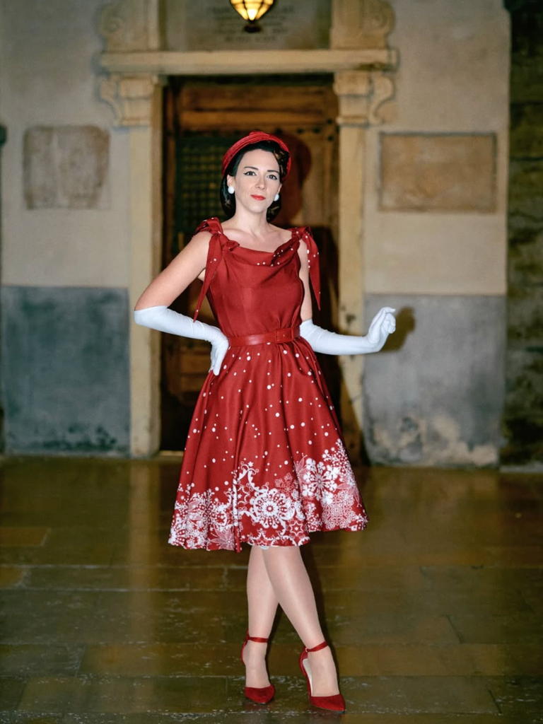 Abito fiocco di neve con spalle scoperte rosso anni '50
