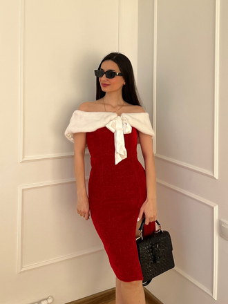 Abito a tubino con fiocco in peluche e mantello rosso anni '60