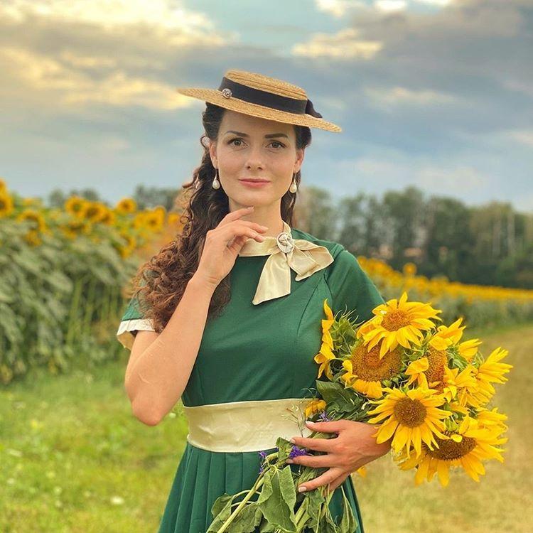 Vestito altalena con fiocco e collo in piedi anni '50