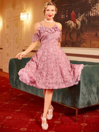 Vestito con volant sulle spalle scoperte in pizzo anni '50