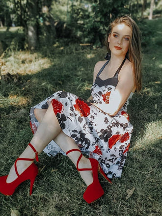 Abito bianco con scollo all'americana floreale anni '50