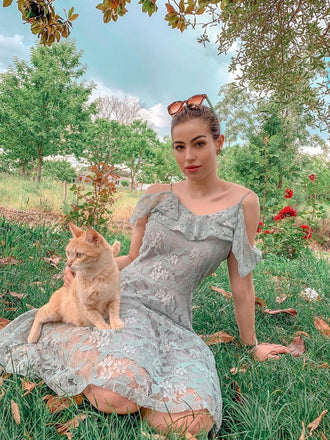 Vestito con volant sulle spalle scoperte in pizzo anni '50