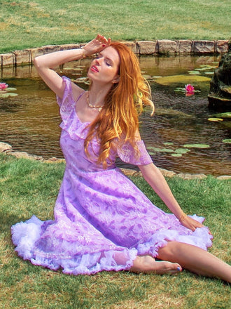 Vestito con volant sulle spalle scoperte in pizzo anni '50