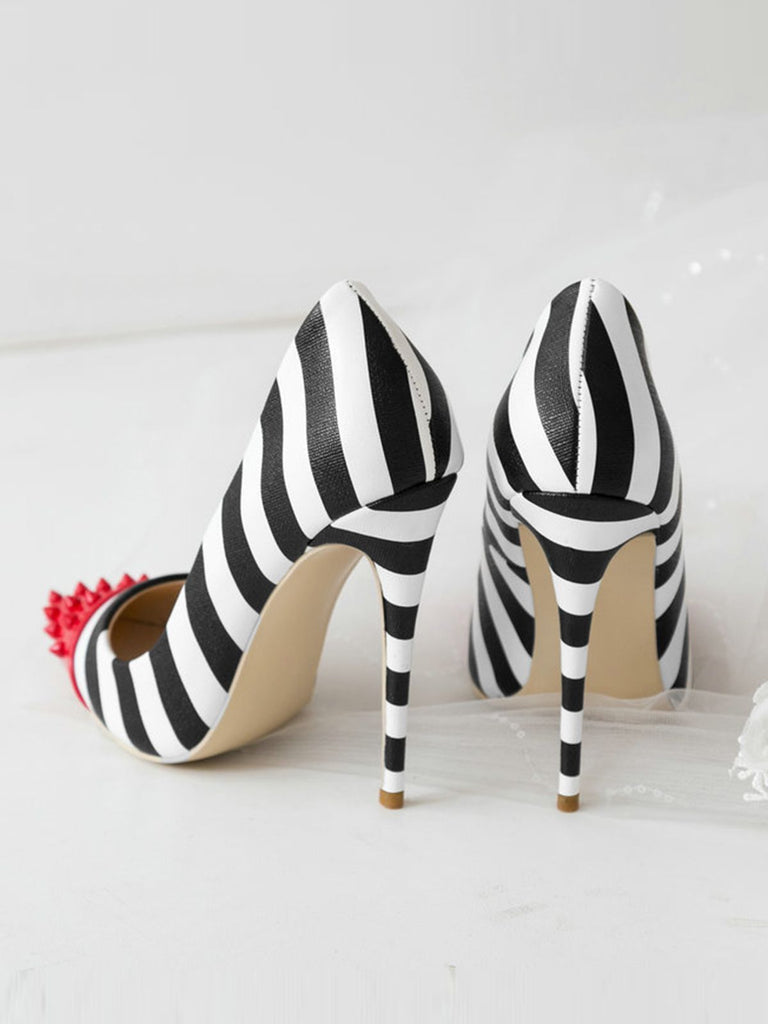 Scarpe a punta con decorazioni a righe retrò