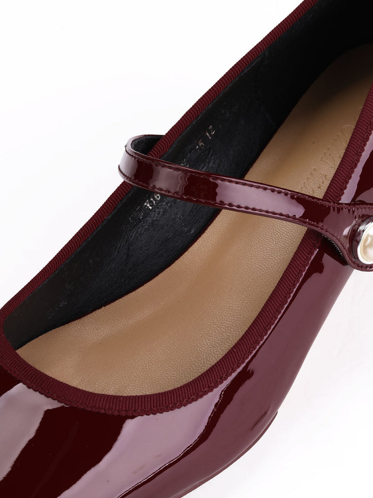 Scarpe in pelle verniciata con cinturino sul collo del piede retrò