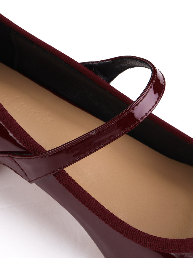 Scarpe in pelle verniciata con cinturino sul collo del piede retrò