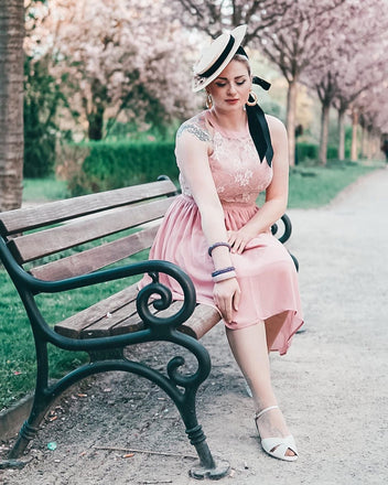 Abito svasato in pizzo floreale anni '50 rosa