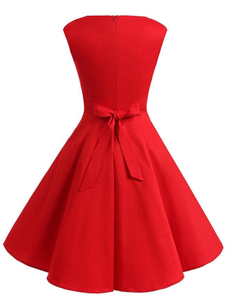 Vestito rosso con scollo a cuore anni '50