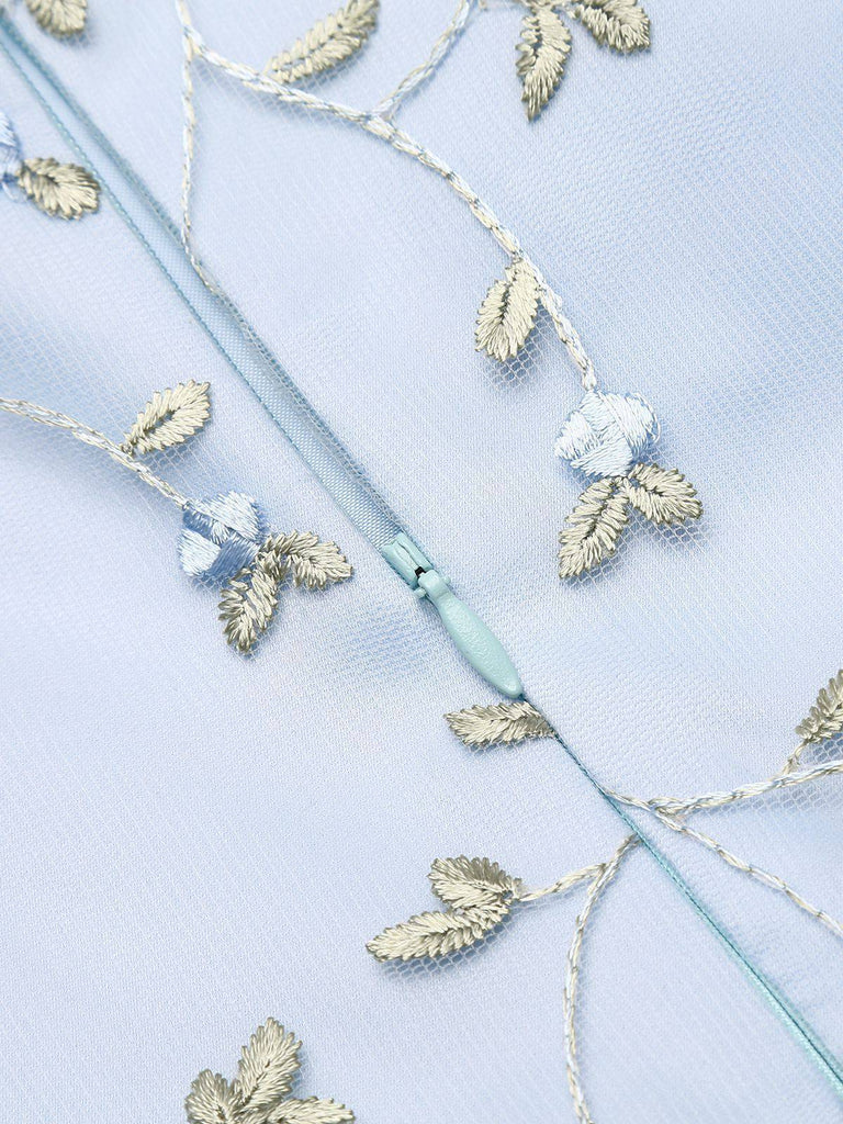 Abito blu in pizzo con ricamo floreale anni '50