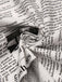 Abito a mantella da pipistrello stampa giornale bianco anni '50